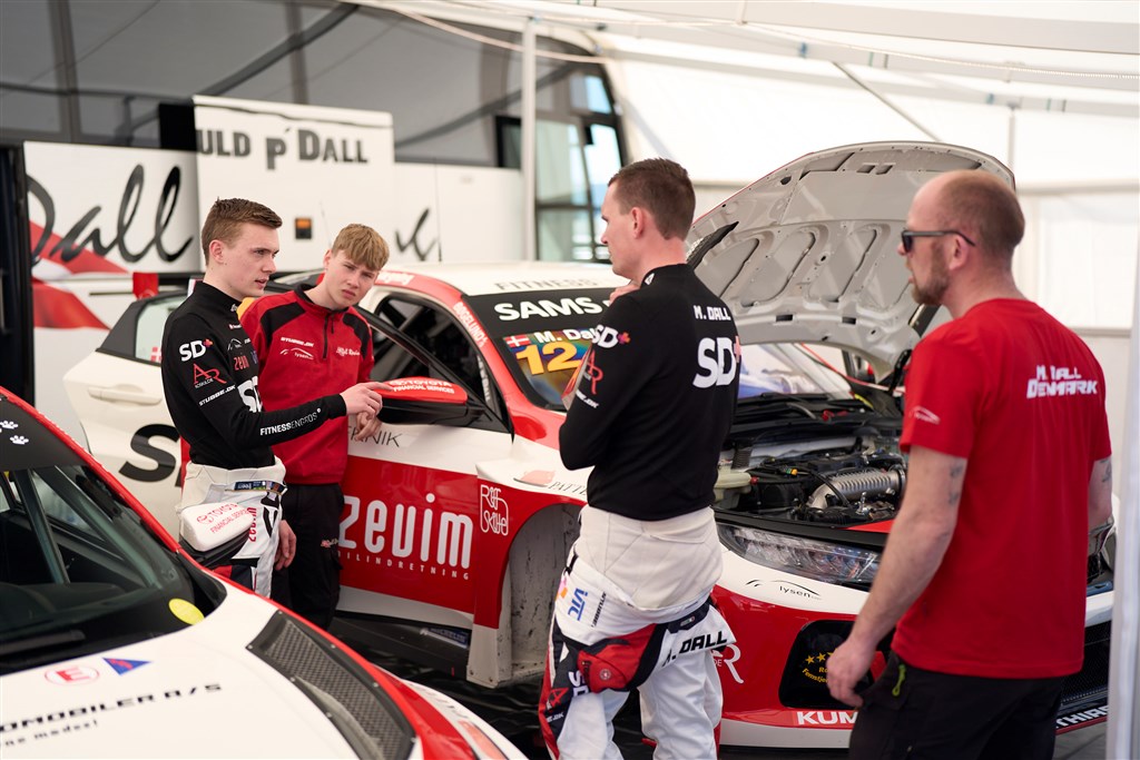 Sæsonen forsvinder med solen til Night Race. 
(Foto: TCR Denmark)